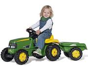 Grön Rolly Toys John Deere tramptraktor med släpvagn för småbarn
